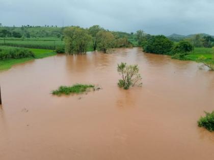 The water of Varna, Kadvi river in Kolhapur district is out of character; Risk of flooding | कोल्हापूर: वारणा, कडवी नदीचे पाणी पात्राबाहेर; पूरपरिस्थितीचा धोका