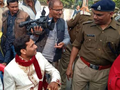 School without helmet Wonardeva took the road on the road | विना हेल्मेट नवरदेवाची पोलिसांनी रस्त्यावरच घेतली शाळा