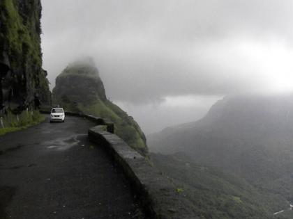 A young man fell into a ravine while taking a selfie at Varandha Ghat; Incidents in Pune district | वरंधा घाटात सेल्फीच्या नादात तरुण पडला दरीत; पुणे जिल्ह्यातील घटना