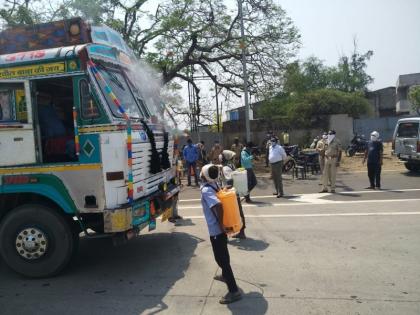 Vehicles were sanitized at 16 border seal points in Wardha district; District Collector conducted the survey | वर्धा जिल्ह्यातील १६ बॉर्डर सील पॉइंटवर वाहने होते सेनेट्राइज; जिल्हाधिकाऱ्यांनी केली पाहणी