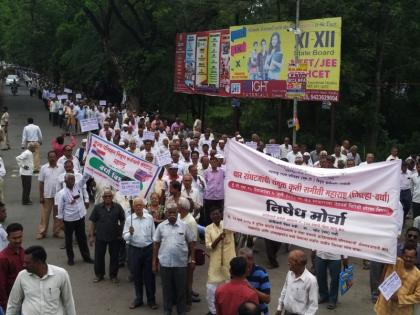 On the pensioners road for judicial demands; | न्यायिक मागण्यांसाठी पेन्शनधारक रस्त्यावर, मोर्चा काढून जिल्हा कचेरीवर धडक