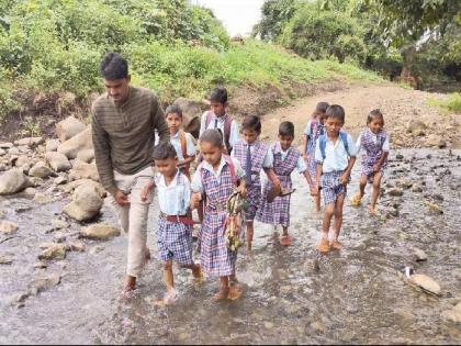 There is no road! Schools closed during monsoon, now students have to walk through the rivers and canals to reach school | सांगा... आम्ही शाळेत जायचं तरी कसं? रस्ता, पूल नसल्याने विद्यार्थ्यांच्या शिक्षण, आरोग्याची आबाळ