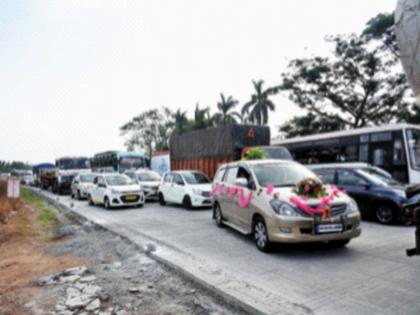 Bridegrooms hit by traffic at Karnala pass; Line up to two km | वऱ्हाडींना ट्रॅफिकने गाठले कर्नाळा खिंडीत; दोन किमीपर्यंत रांगा