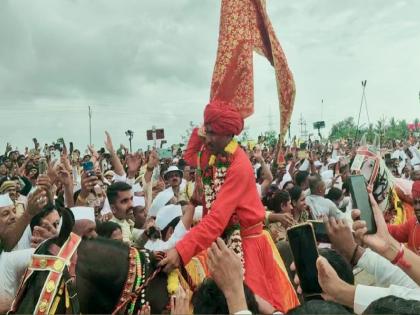 The place of Chandobacha Limb has changed in satara, the arena of Sant Dnyaneshwar Mauli is filled with an unprecedented crowd of devotees | Satara: चांदोबाचा लिंब येथील जागा बदलली, भाविकांच्या अभूतपूर्व गर्दीत गोंधळात उरकले संत ज्ञानेश्वर माऊलींचे रिंगण The place of Chandobacha Limb has changed in satara, the arena of Sant Dnyaneshwar Mauli is filled with an unprecedented crowd of devotees | Satara: चांदोबाचा लिंब येथील जागा बदलली, भाविकांच्या अभूतपूर्व गर्दीत गोंधळात उरकले संत ज्ञानेश्वर माऊलींचे रिंगण