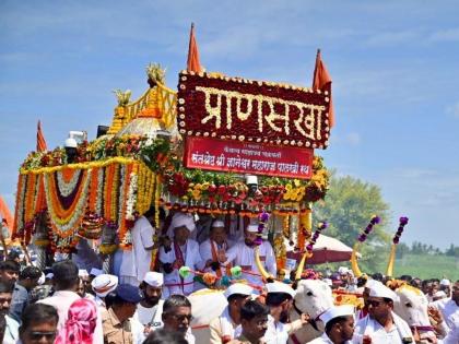 Solapur: Mauli's palanquin was driven by Chandrakant Patal; Devotees flock to see the palanquin | Solapur: माऊलींच्या पालखीचे चंद्रकांत पाटलांनी केले सारथ्य; पालखीच्या दर्शनासाठी भक्तांची गर्दी