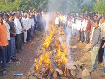 Five persons cremated on a single pyre at Jatharwadi in Kolhapur for the deceased in the accident in which the car rammed into the barracks | Warkari accident near Sangola: एकाच चितेवर पाच जणांचे अंत्यसंस्कार; जठारवाडी शोकमग्न