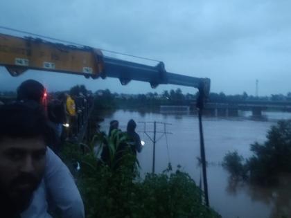 Car fell into Warna river in the middle of the night after breaking the embankment in Kolhapur, GPS revealed the incident | Kolhapur: कठडा तोडून मध्यरात्री कार वारणा नदीत कोसळली, 'जीपीएस'मुळे घटना उघडकीस आली