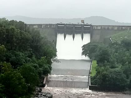 Release of water from Chandoli dam has started, water of Warna river is out of reservoir | चांदोली धरणातून विसर्ग सुरु, वारणा नदीचे पाणी पात्राबाहेर; 'या' मार्गावरील वाहतूक बंद