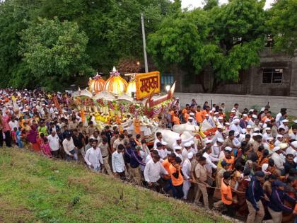 sant tukaram maharaj palkhi welcome to varvand and stays at varvand | Ashadhi Wari 2022: हरिनामाच्या गजरात तुकोबारायांचे स्वागत; पालखी वरवंडला मुक्कामी