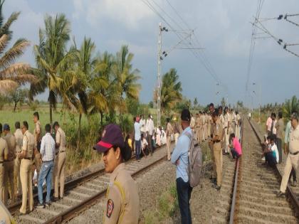 Farmers block rail traffic on Pune-Miraj railway line at Vasgade for land compensation traffic disrupted for six hours | जमिनीच्या मोबदल्यासाठी पुणे-मिरज रेल्वेमार्गावर वसगडेत शेतकऱ्यांचा रेल रोको, तब्बल सहा तास वाहतूक विस्कळीत Farmers block rail traffic on Pune-Miraj railway line at Vasgade for land compensation traffic disrupted for six hours | जमिनीच्या मोबदल्यासाठी पुणे-मिरज रेल्वेमार्गावर वसगडेत शेतकऱ्यांचा रेल रोको, तब्बल सहा तास वाहतूक विस्कळीत
