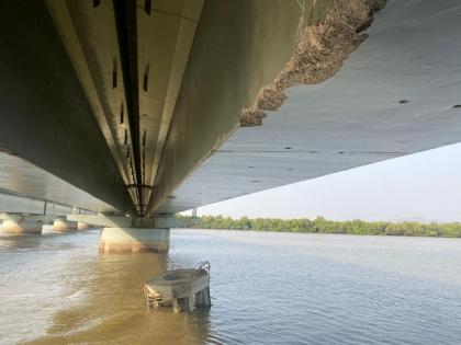 drager sinks after hitting railway bridge over Naigaon creek near Vasai | वसई जवळच्या नायगाव खाडी रेल्वे पुलाला मोठ्या जहाजाची धडक; जहाजाला जलसमाधी 