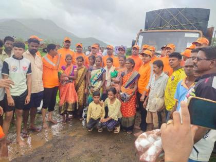 Palghar: 16 people trapped in flood water rescued by NDRF and fire brigade | Palghar: पुराच्या पाण्यात अडकलेल्या १६ जणांची एनडीआरएफ आणि अग्निशमन दलाने केली सुटका