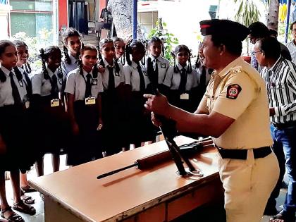 Lessons for working students in police stations | पोलीस ठाण्यातील कामकाजाचे विद्यार्थ्यांना धडे