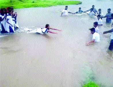 The time of Vasaiath students going to Swamiji school, the journey of life on the hands of hands | वसईत विद्यार्थांना पोहत शाळेत जाण्याची वेळ, जीव तळ हातावर घेऊन प्रवास 