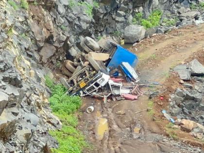 dumper fell into a 350 feet ravine in a stone quarry in vasai  | वसईत दगडखाणीत ३५० फूट दरीत डंपर कोसळला 