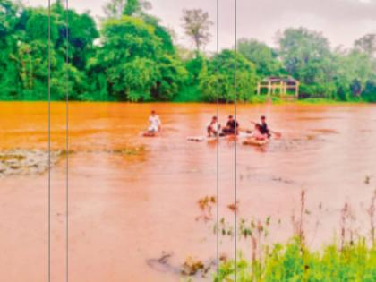 Students of Raikar Pada face a life-threatening journey to school; have to cross the Vaitarna River on a raft | रायकर पाड्यातील विद्यार्थ्यांचा शाळेत जाण्यासाठी जीवघेणा प्रवास; वैतरणा नदी तराफ्यावरून करावी लागते पार Students of Raikar Pada face a life-threatening journey to school; have to cross the Vaitarna River on a raft | रायकर पाड्यातील विद्यार्थ्यांचा शाळेत जाण्यासाठी जीवघेणा प्रवास; वैतरणा नदी तराफ्यावरून करावी लागते पार