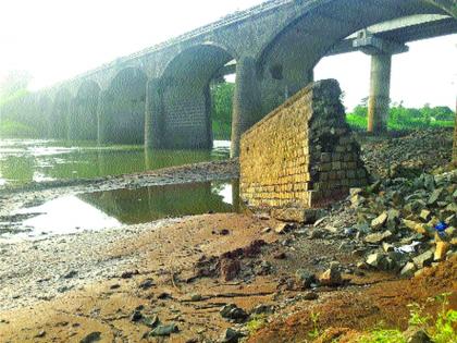 The guard wall of the bridge over the Pinjal river collapses, the danger of the bridge collapses | पिंजाळ नदीवरील पुलाची संरक्षक भिंत कोसळली, पुलाला धोका