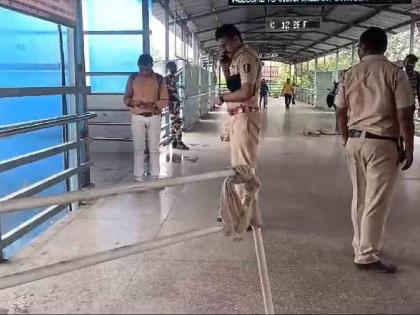 Husband stabs wife on railway bridge A thrill took place in Virar railway station on Wednesday morning | रेल्वे पुलावर पतीने केला पत्नीवर चाकूने वार; विरार रेल्वे स्थानकात बुधवारी सकाळी घडला थरार