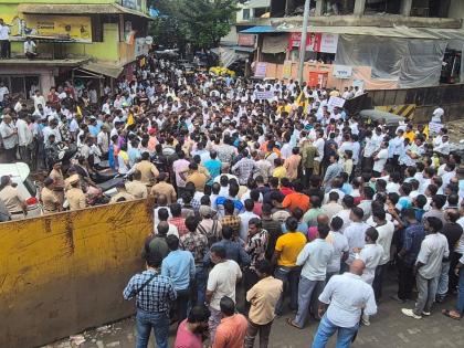 Vasai Virar: In Naigaon, citizens are angry because of potholes, blocking the road and stopping the traffic for five hours | Vasai Virar: नायगावमध्ये नागरिकांमध्ये खड्डयांमूळे संताप, रास्ता रोको करत पाच तास केली वाहतूक ठप्प