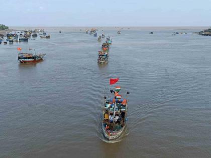 Fishermen put black flags, balloons on boats in the sea; The protest was reported to be being stopped by the police | मच्छीमारांनी समुद्रात बोटींना लावले काळे झेंडे, फुगे; पोलीसांकडून रोखले जात असल्याचा नोंदवला निषेध