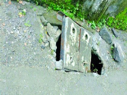 Many covered gutters disappeared in Vasai, neglect of municipal corporation, possibility of accident | वसईतील अनेक गटारांवरील झाकणे गायब, महापालिकेचे दुर्लक्ष, दुर्घटना घडण्याची शक्यता