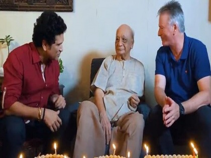 Sachin Tendulkar Wishes India’s Oldest Living First-Class Cricketer Vasant Raiji on His 100th Birthday  | देशातल्या सर्वात वयस्कर क्रिकेटपटूचा शंभरावा वाढदिवस, सचिन तेंडुलकरनं घेतली खास भेट
