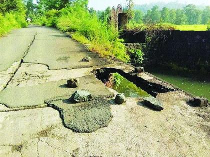 Rural, life-threatening journey of students in Gorad area | गोराड परिसरातील ग्रामस्थ, विद्यार्थ्यांचा जीवघेणा प्रवास