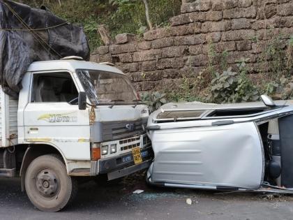 The four wheeler hit a fence then overturned on the road and then hit a tempo | चारचाकी कुंपणाला धडकली, मग रस्त्यावर उलटली अन् नंतर टेम्पोला धडकली!