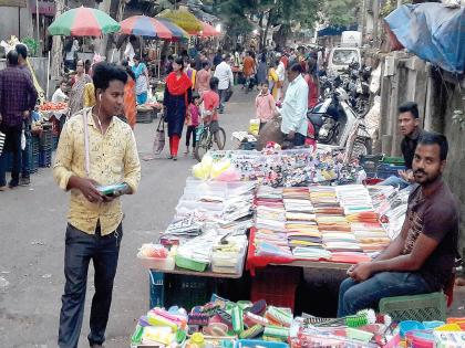 Vashi trails intersect with pedestrians | वाशीतील पदपथ फेरीवाल्यांच्या विळख्यात; पादचाऱ्यांची गैरसोय