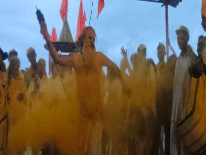 The politics of jealousy will boil over with a pot of milk and a stick of sugarcane First prediction in Vashi Kolhapur | Kolhapur: दुधाच्या भांड्याने, उसाच्या कांड्याने इर्षेच्या राजकारणाला उकळी फुटेल; वाशी येथे पहिली भाकणूक