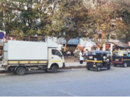 Encroachment of private vehicles at ST stop, type in front of Vashi traffic check post | एसटीच्या थांब्यावर खासगी वाहनांचे अतिक्रमण, वाशी वाहतूक चौकीसमोरील प्रकार