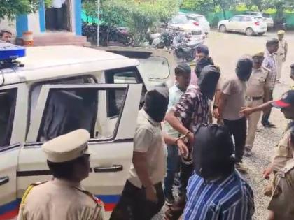 Vaccine theft worth Rs 2.5 crore on Samruddhi Highway, Washim police arrest interstate gang | समृद्धी महामार्गावर अडीच कोटींची वॅक्सीन चोरी, आंतरराज्य टोळीला वाशिम पोलिसांनी केली अटक Vaccine theft worth Rs 2.5 crore on Samruddhi Highway, Washim police arrest interstate gang | समृद्धी महामार्गावर अडीच कोटींची वॅक्सीन चोरी, आंतरराज्य टोळीला वाशिम पोलिसांनी केली अटक