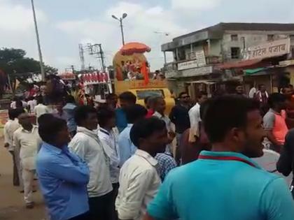 Haridwar Kalamandal focuses on immersion ceremony in Washi; Talk to Bappa in the shadows of Dholashas | वाशिममध्ये विसर्जन सोहळ्यात हरीद्वारच्या कलामंडळानं वेधलं लक्ष; ढोलताशांच्या गजरात बाप्पाला निरोप Haridwar Kalamandal focuses on immersion ceremony in Washi; Talk to Bappa in the shadows of Dholashas | वाशिममध्ये विसर्जन सोहळ्यात हरीद्वारच्या कलामंडळानं वेधलं लक्ष; ढोलताशांच्या गजरात बाप्पाला निरोप
