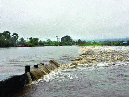 Mumbai-Ahmedabad highway under water, many villages have lost contact | मुंबई-अहमदाबाद महामार्ग पाण्याखाली, अनेक गावांचा संपर्क तुटला'