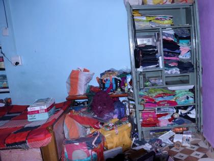 Burglary in broad daylight in Vasmat; Taking advantage of the fact that no one was home, thieves stole cash along with jewellery | घरी कोणी नसल्याची संधी साधत वसमतमध्ये भरदिवसा घरफोडी; लाखोंचे दागिने, रोकड लंपास