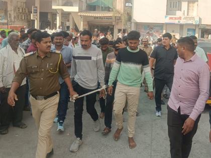 Hingoli: वसमतमध्ये बँकेच्या मॅनेजरला लुटणाऱ्या टोळीची पोलिसांनी काढली भररस्त्यातून 'वरात'