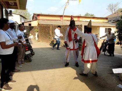 Organized voting awareness program through street theater through Vasudeva in 142 villages of Kalyan East Constituency | 142 कल्याण पूर्व मतदार संघातील गावात वासूदेवांमार्फत पथनाट्याद्वारे मतदान जनजागृती कार्यक्रमाचे आयोजन