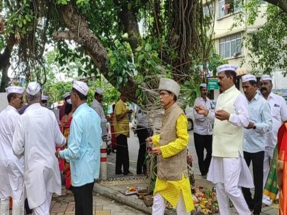 Seven births are the only way to get a wife; Men celebrated Vatpurnima by killing seven rounds! | Vat Purnima: सात जन्म हीच पत्नी मिळावी; पूरूषांनी सात फेरे मारून केली वटपौर्णिमा साजरी!