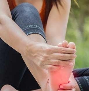 शरीरातला वात वाढतो म्हणजे नक्की काय होते? पाहा तुमचे शरीरही देते का हे संकेत , कारणे आणि उपाय