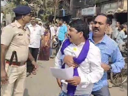 With the removal of banners of underprivileged candidates in Ulhasnagar, Tu Tu Mai Mai among the police and activists  | उल्हासनगरात वंचित उमेदवारांचे बॅनर्स काढल्याने, पोलीस व कार्यकर्त्यांत तू तू मै मै 