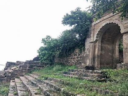 The historical Diwan Ghat of Pawani is extincting due to negligence | पवनीचा ऐतिहासिक दिवाण घाट मोजतोय अखेरच्या घटका