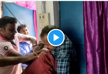 Video champaran when two teachers started sparring in front of beo to become headmaster | Video - मीच होणार मुख्याध्यापक! शिक्षणाधिकाऱ्यांसमोरच दोन शिक्षकांमध्ये जोरदार राडा; तुफान हाणामारी