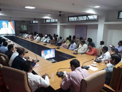 Parbhani's Gharkul Beneficiaries become upset due to non-interaction with the Prime Minister in the video conferencing | व्हीडीओ कॉन्फ्रन्समध्ये पंतप्रधानांशी संवाद न झाल्याने परभणीच्या घरकुल लाभार्थ्यांचा हिरमोड