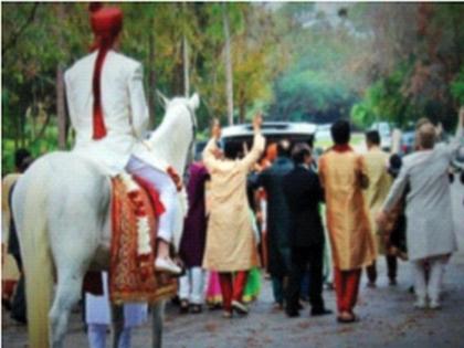 loud in the groom; Lagna Muhurat only for leaflets; Happiness does not live in mercury | वरात जोरात; लग्न मुहूर्त केवळ पत्रिकेपुरता; आनंदाला राहत नाही पारावार