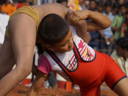 Khashaba Jadhav wrestles outside arena for state tournament; Host to Latur | खाशाबा जाधव राज्य स्पर्धेसाठी आखाड्याबाहेर कुस्ती; लातूरला यजमानपद