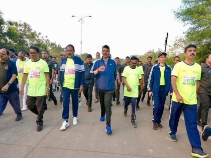 Deputy CM Devendra Fadnavis ran in Mahamarathon in gadchiroli | महामॅरेथॉनमध्ये धावले देवेंद्र फडणवीस; निर्भयपणे जगा...जनतेला संदेश