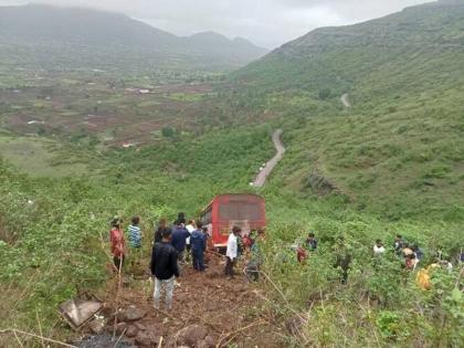 Fatal accident in Saptashringi Gad Ghat; Bus falls into 400 feet gorge, 1 woman killed, rescue operation underway | सप्तश्रृंगी गड घाटात भीषण अपघात;बस ४०० फूट दरीत कोसळली, १ महिला ठार, बचावकार्य सुरु