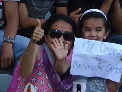 Emotional video of father and daughter wins hearts at cricket ground, see what happens | क्रिकेटच्या मैदानातील बाप-लेकीच्या इमोशनल व्हिडीओने मनं जिंकली, पाहा कसा घडला चमत्कार