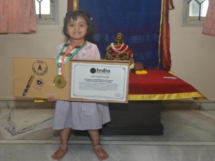 Video: Khan at the foot of Pratapgad...! Only 3-year-old Povada of Pune sings with Vedas | Video: प्रतापगडच्या पायथ्याशी खान...! अवघ्या ३ वर्षांची पुण्याची वेदांशी गाते शिवरायांचा पोवाडा