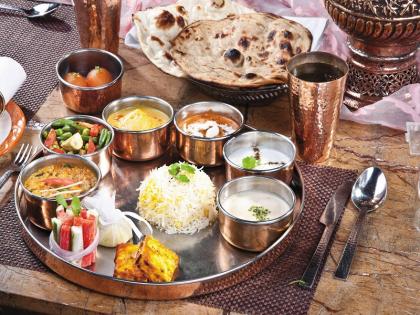 dinner plate in the hotel cost two lakhs sukanta fraud vedge thali crime news | बापरे! हॉटेलमधील जेवणाची थाळी पडली दोन लाखाला